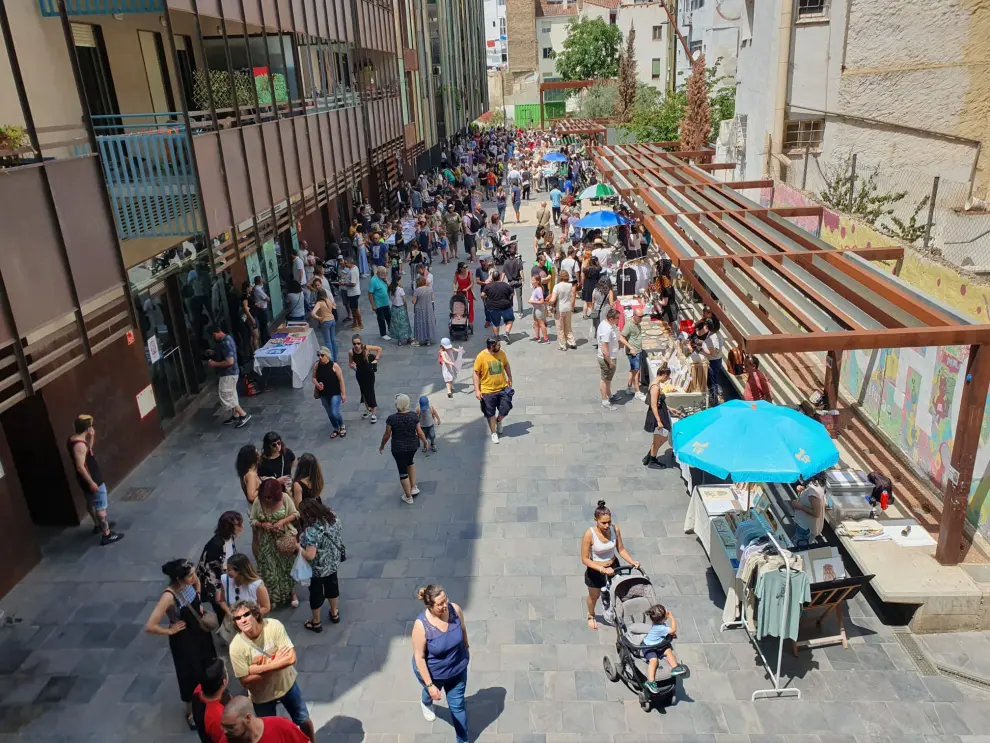 Cientos de personas se acercaron este domingo hasta la céntrica plaza para disfrutar de la feria organizada por Zaragoza Activa y en la que los más pequeños han sido los claros protagonistas.