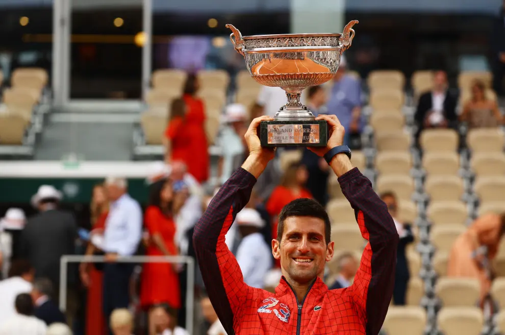 Tennis - French Open - Roland Garros, Paris, France - June 11, 2023 Serbia's Novak Djokovic lifts up the trophy after winning the French Open REUTERS/Kai Pfaffenbach