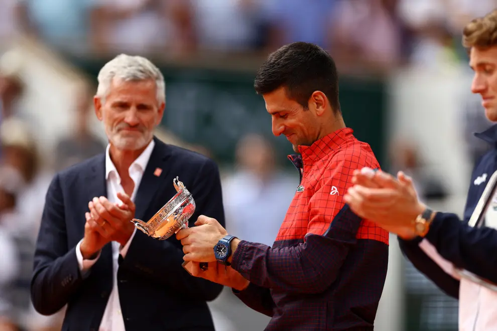 Tennis - French Open - Roland Garros, Paris, France - June 11, 2023 Serbia's Novak Djokovic poses with the trophy after winning the French Open REUTERS/Lisi Niesner