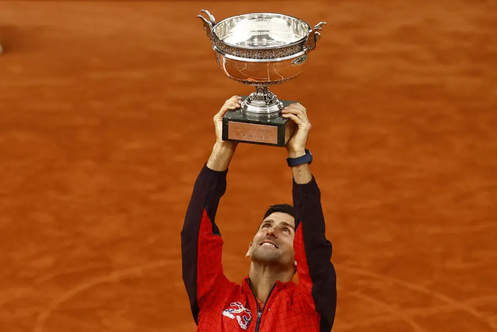 Tennis - French Open - Roland Garros, Paris, France - June 11, 2023 Serbia's Novak Djokovic lifts up the trophy after winning the French Open REUTERS/Clodagh Kilcoyne