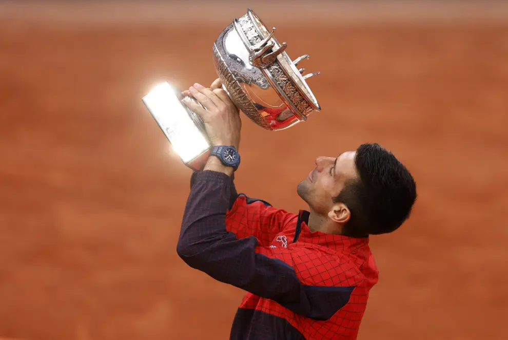 Tennis - French Open - Roland Garros, Paris, France - June 11, 2023 Serbia's Novak Djokovic kisses the trophy after winning the French Open REUTERS/Christian Hartmann