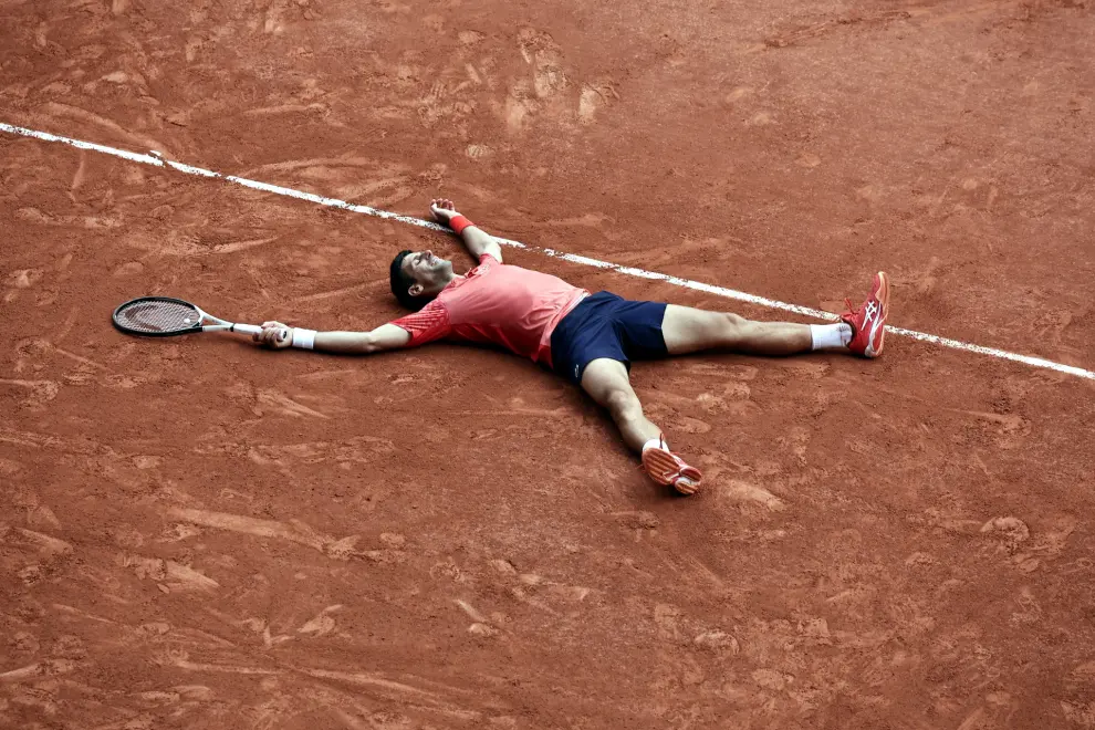 Paris (France), 11/06/2023.- Novak Djokovic of Serbia reacts after winning against Casper Ruud of Norway in their Men's final match during the French Open Grand Slam tennis tournament at Roland Garros in Paris, France, 11 June 2023. (Tenis, Abierto, Francia, Noruega) EFE/EPA/CHRISTOPHE PETIT TESSON
