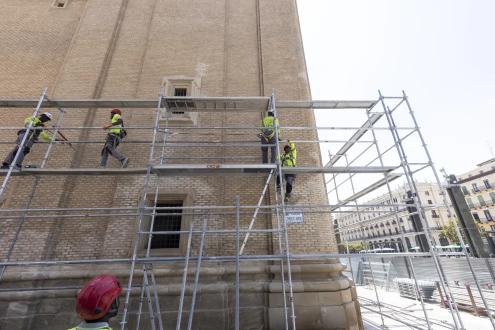 Comienza el montaje de los andamios en las torres del Pilar