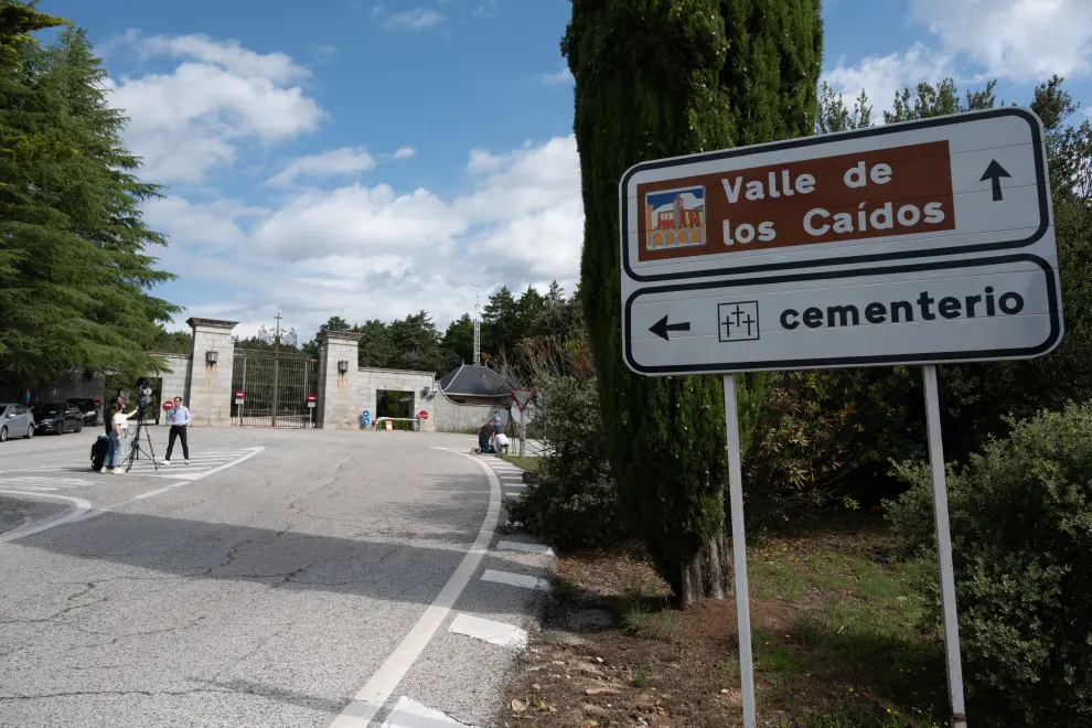 A sign informing visitors that the 'Valley of the Fallen' monument, now known as Valley of Cuelgamuros, is closed to the general public as forensic scientists begin work to remove the remains of 128 victims of the Spanish Civil War who are buried at the site, near Madrid, Spain, June 12, 2023. REUTERS/Violeta Santos Moura SPAIN-POLITICS/CIVILWAR-EXHUMATION