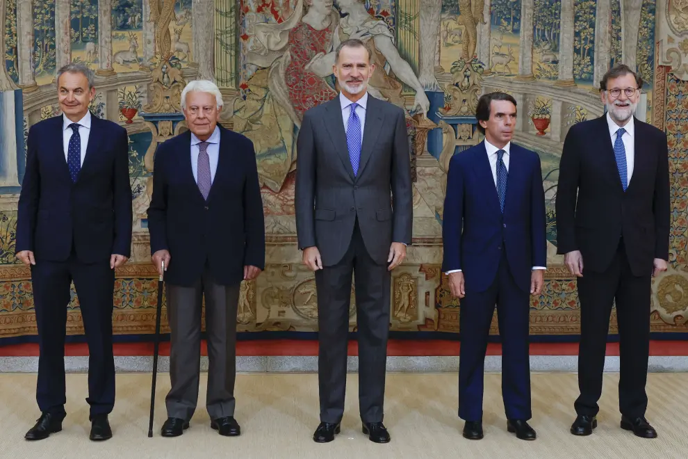 Felipe VI con los cuatro expresidentes en una reunión del Real Instituto Elcano.
