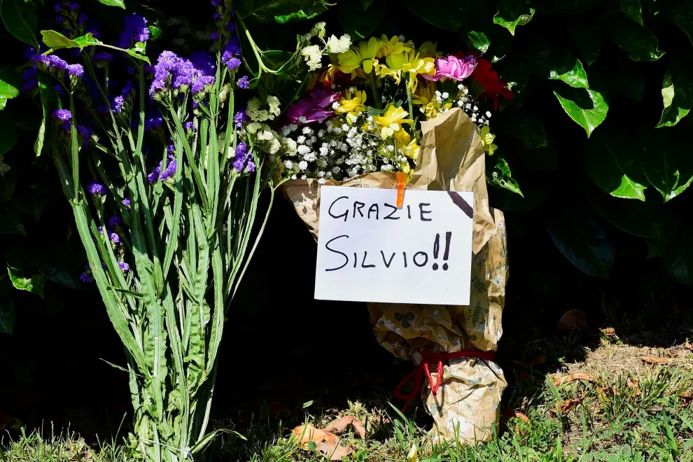 People pay their respects near former Italian Prime Minister Silvio Berlusconi's house, to which his body was transported following his death, in Arcore near Milan, Italy, June 12, 2023. REUTERS/Massimo Pinca  ITALY-BERLUSCONI/