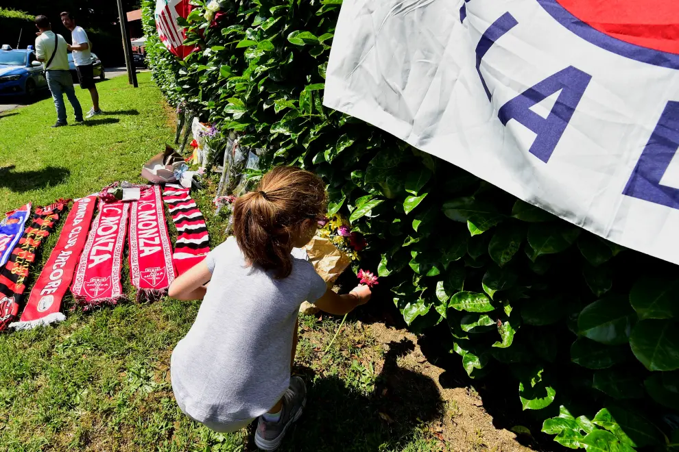 A woman places flowers as people pay their respects outside former Italian Prime Minister Silvio Berlusconi's house, to which his body was transported following his death, in Arcore near Milan, Italy, June 12, 2023. REUTERS/Massimo Pinca ITALY-BERLUSCONI/