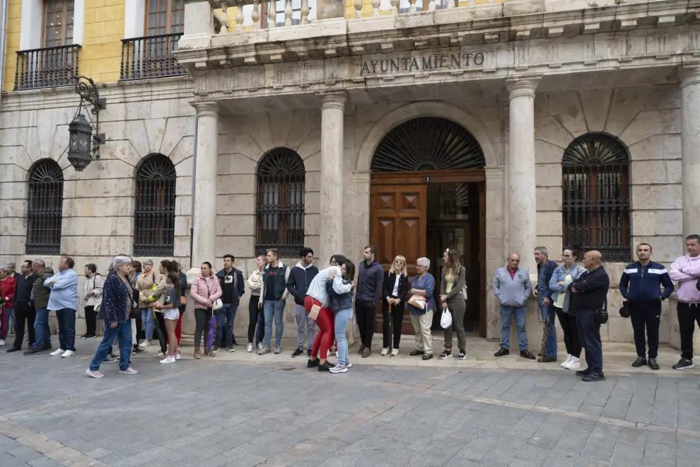 Concentracion de vecinos afectados por el derrumbe de su edificio en las puertas del ayuntamiento de Teruel_2. Foto Antonio garcia Bykofoto 13 06 23[[[FOTOGRAFOS]]]