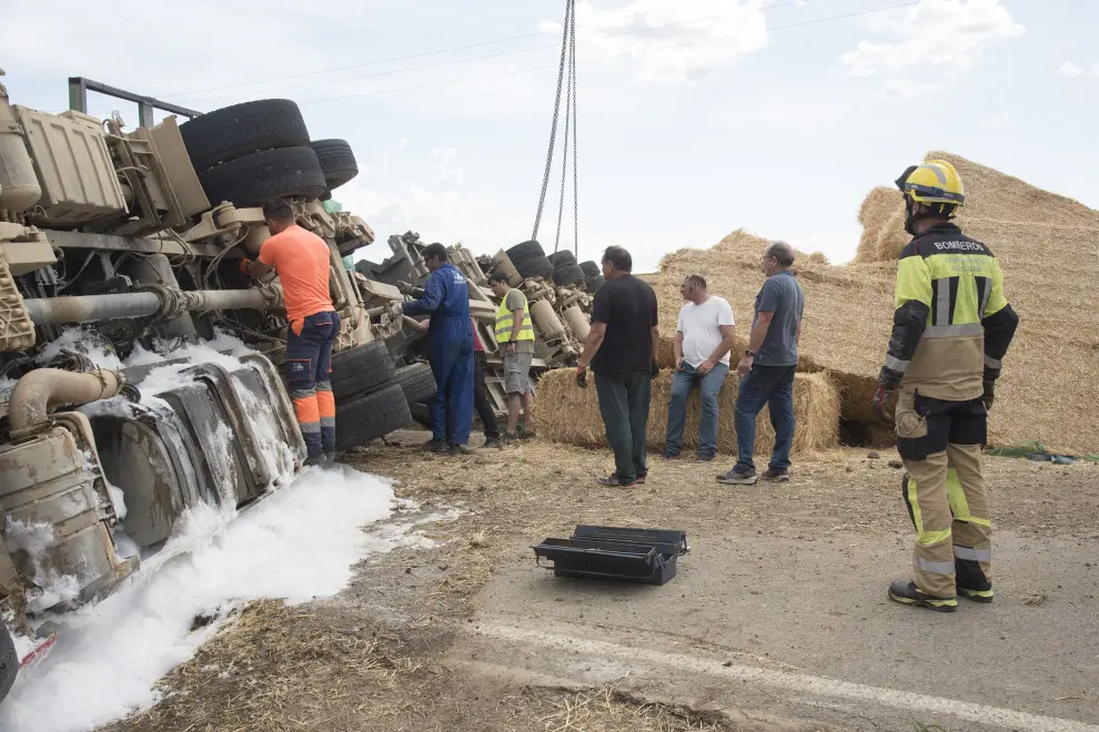 Accidente de un camión cargado de pacas de paja en la A-1212, entre Huesca y Sangarrén.