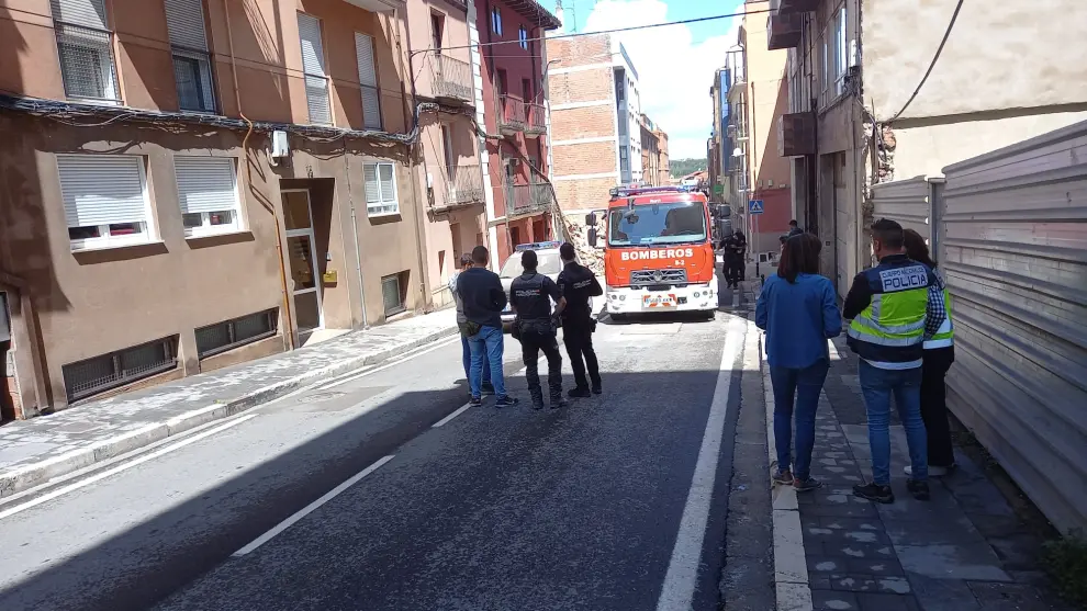 Un equipo de Bomberos y agentes de la Policía Nacional, junto a la casa que se ha derrumbado a consecuencia de las tormentas en Teruel.