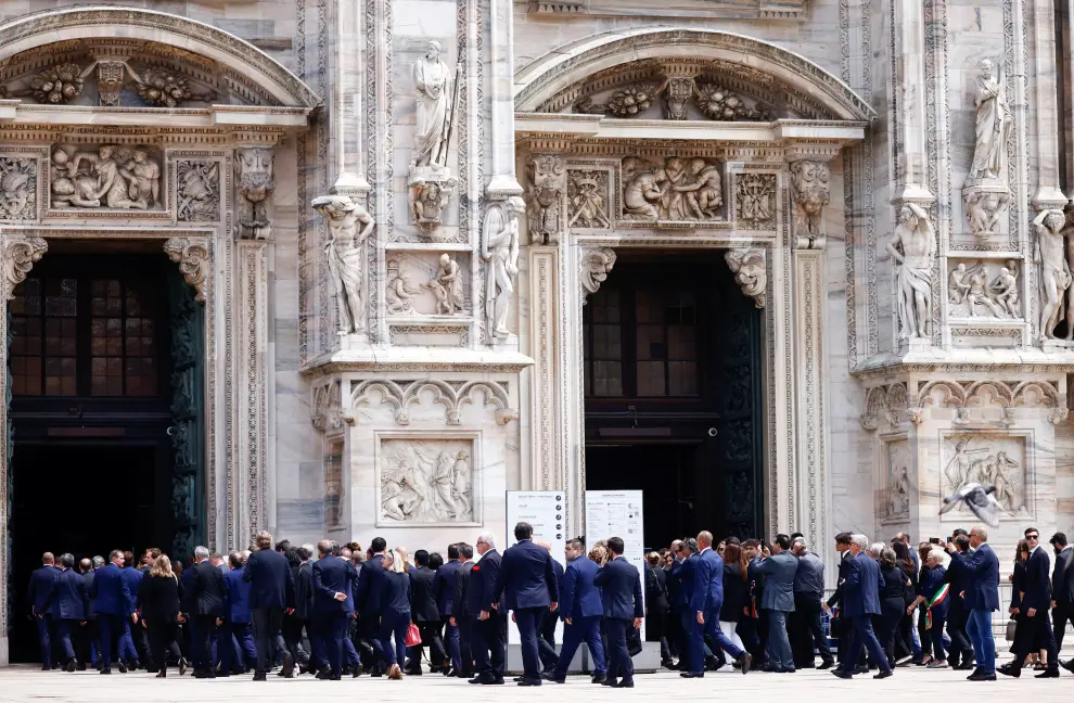 People gather outside the Duomo Cathedral on the day of the funeral of former Italian Prime Minister Silvio Berlusconi, in Milan, Italy June 14, 2023. REUTERS/Claudia Greco ITALY-BERLUSCONI/FUNERAL