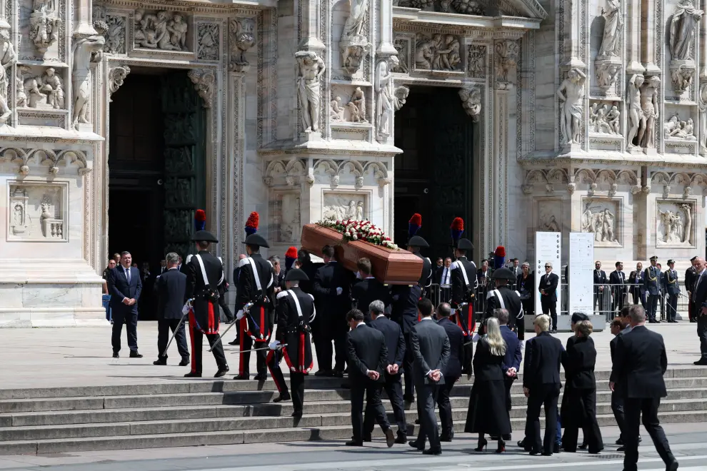 People attend the funeral of former Italian Prime Minister Silvio Berlusconi at the Duomo Cathedral, in Milan, Italy June 14, 2023. REUTERS/Guglielmo Mangiapane     TPX IMAGES OF THE DAY      ITALY-BERLUSCONI/FUNERAL