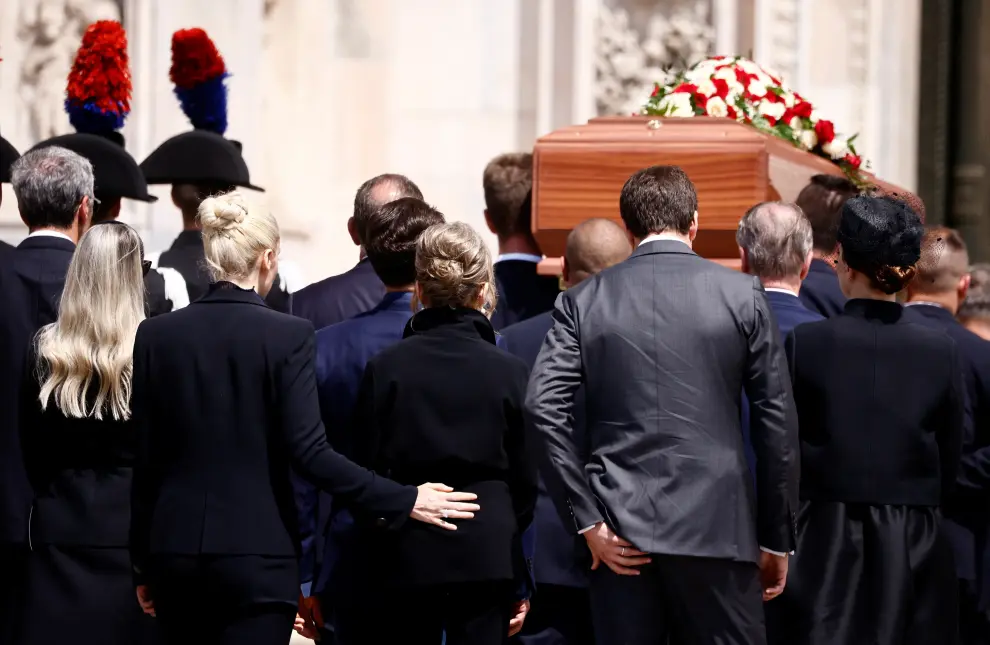 Pallbearers carry the coffin of former Italian Prime Minister Silvio Berlusconi during his funeral at the Duomo Cathedral, in Milan, Italy June 14, 2023. REUTERS/Claudia Greco
 ITALY-BERLUSCONI/FUNERAL