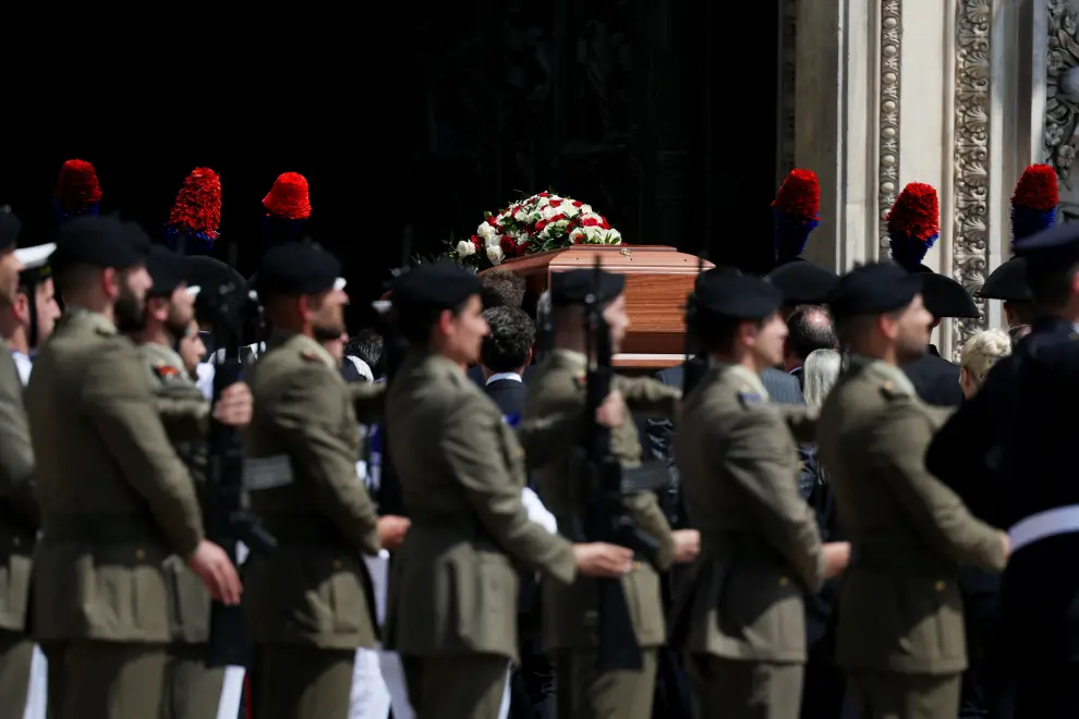 Pallbearers carry the coffin of former Italian Prime Minister Silvio Berlusconi during his funeral at the Duomo Cathedral, in Milan, Italy June 14, 2023. REUTERS/Yara Nardi ITALY-BERLUSCONI/FUNERAL