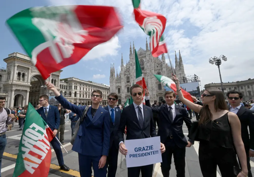 Milan (Italy), 14/06/2023.- A group of people hold placards depicting Silvio Berlusconi as they wait outside the Milan Cathedral (Duomo) ahead of the state funeral for Italy's former prime minister and media mogul Silvio Berlusconi, in Milan, northern Italy, 14 June 2023. Silvio Berlusconi died at the age of 86 on 12 June 2023 at Milan's San Raffaele hospital. The Italian media tycoon and Forza Italia (FI) party founder, dubbed as 'Il Cavaliere' (The Knight), served as prime minister of Italy in four governments. The Italian government has declared 14 June 2023 a national day of mourning. (Italia) EFE/EPA/CIRO FUSCO
 Italy bids farewell to former prime minister Silvio Berlusconi