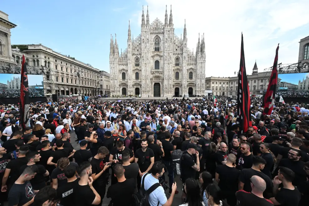 Milan (Italy), 14/06/2023.- A woman wearing a t-shirt with the words 'I am not in mourning' is surrouned by people waiting outside the Milan Cathedral (Duomo) ahead of the state funeral for Italy's former prime minister and media mogul Silvio Berlusconi, in Milan, northern Italy, 14 June 2023. Silvio Berlusconi died at the age of 86 on 12 June 2023 at Milan's San Raffaele hospital. The Italian media tycoon and Forza Italia (FI) party founder, dubbed as 'Il Cavaliere' (The Knight), served as prime minister of Italy in four governments. The Italian government has declared 14 June 2023 a national day of mourning. (Italia) EFE/EPA/CIRO FUSCO
 Italy bids farewell to former prime minister Silvio Berlusconi