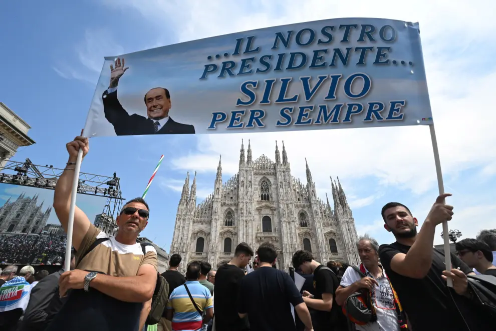 Milan (Italy), 14/06/2023.- People gather outside the Milan Cathedral (Duomo) ahead of the state funeral for Italy's former prime minister and media mogul Silvio Berlusconi, in Milan, northern Italy, 14 June 2023. Silvio Berlusconi died at the age of 86 on 12 June 2023 at Milan's San Raffaele hospital. The Italian media tycoon and Forza Italia (FI) party founder, dubbed as 'Il Cavaliere' (The Knight), served as prime minister of Italy in four governments. The Italian government has declared 14 June 2023 a national day of mourning. (Italia) EFE/EPA/CIRO FUSCO
 Italy bids farewell to former prime minister Silvio Berlusconi