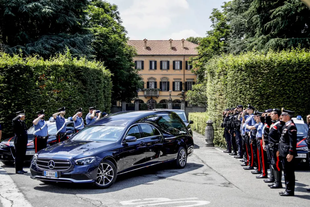 Milan (Italy), 14/06/2023.- Italian Carabinieri officers salute as the hearse transporting Silvio Berlusconi's coffin leaves Villa San Martino, the residence of former Italian prime minister Silvio Berlusconi, in Arcore, near Milan, northern Italy, 14 June 2023, ahead of his state funeral in the Milan Cathedral. Silvio Berlusconi died at the age of 86 on 12 June 2023 at Milan's San Raffaele hospital. The Italian media tycoon and Forza Italia (FI) party founder, dubbed as 'Il Cavaliere' (The Knight), served as prime minister of Italy in four governments. The Italian government has declared 14 June 2023 a national day of mourning. (Italia) EFE/EPA/MOURAD BALTI TOUATI
 Italy bids farewell to former prime minister Silvio Berlusconi