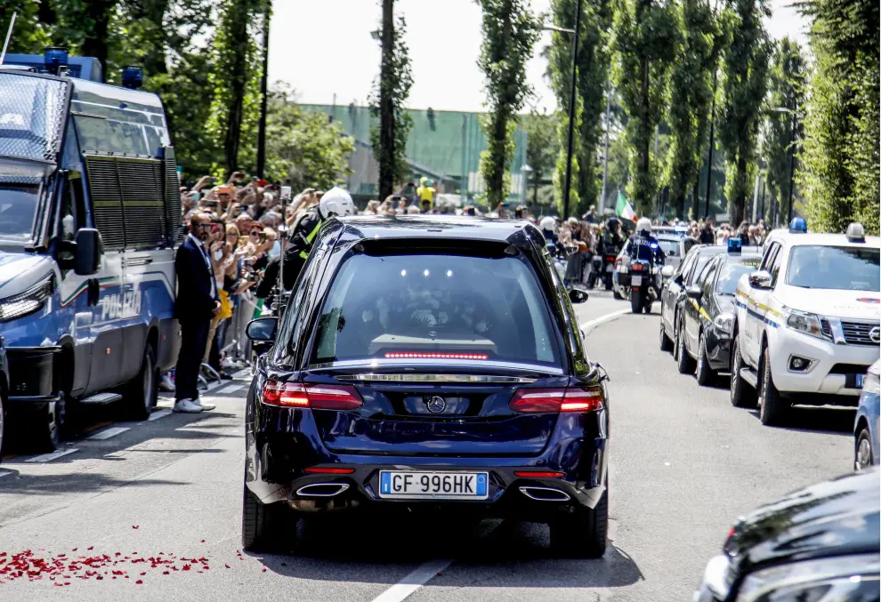 Milan (Italy), 14/06/2023.- The hearse transporting Silvio Berlusconi's coffin leaves Villa San Martino, the residence of former Italian prime minister Silvio Berlusconi, in Arcore, near Milan, northern Italy, 14 June 2023, ahead of his state funeral in the Milan Cathedral. Silvio Berlusconi died at the age of 86 on 12 June 2023 at Milan's San Raffaele hospital. The Italian media tycoon and Forza Italia (FI) party founder, dubbed as 'Il Cavaliere' (The Knight), served as prime minister of Italy in four governments. The Italian government has declared 14 June 2023 a national day of mourning. (Italia) EFE/EPA/MOURAD BALTI TOUATI
 Italy bids farewell to former prime minister Silvio Berlusconi