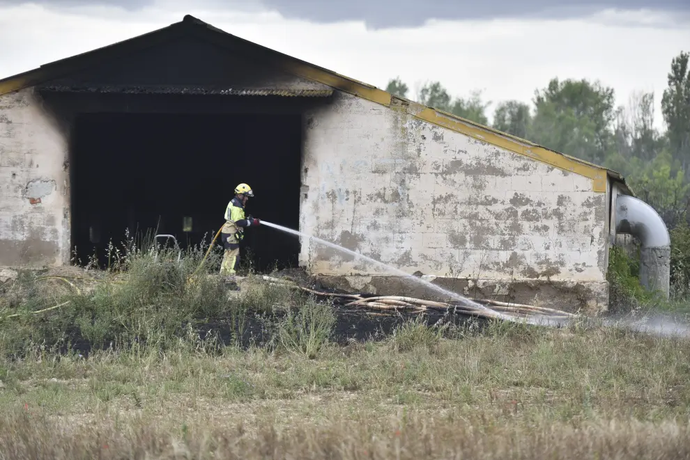 Los bomberos han sofocado este miércoles el incendio de una nave abandonada cerca de Huesca.