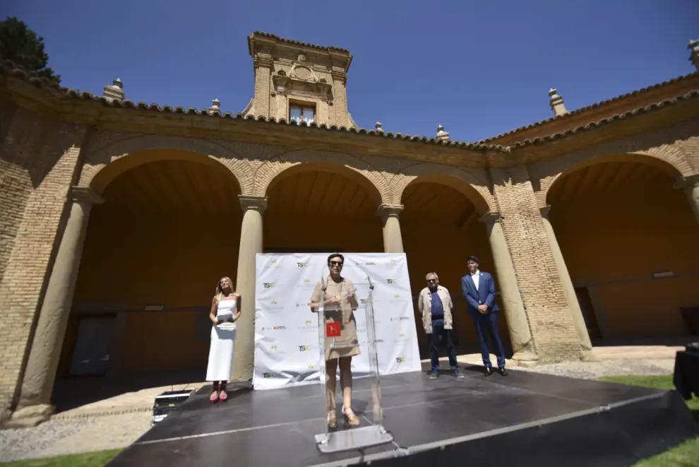Más de un centenar de personas han asistido a la entrega de premios del Cluster Turismo Sostenible de Aragón en el patio del Museo de Huesca.