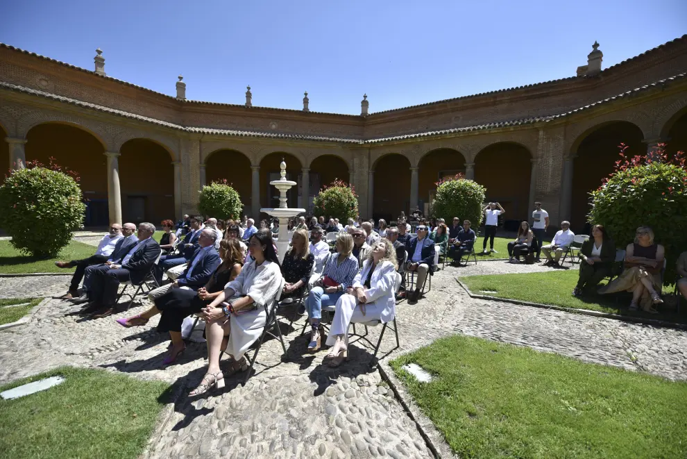 Más de un centenar de personas han asistido a la entrega de premios del Cluster Turismo Sostenible de Aragón en el patio del Museo de Huesca.