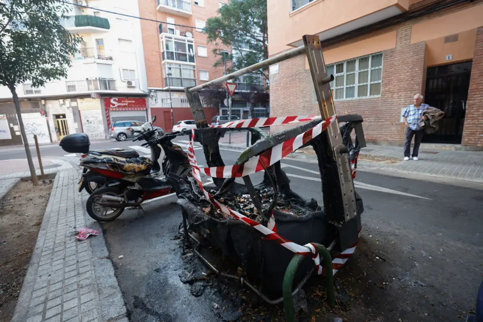 El fuego en un contenedor de Las Delicias afecta a un coche y tres motocicletas