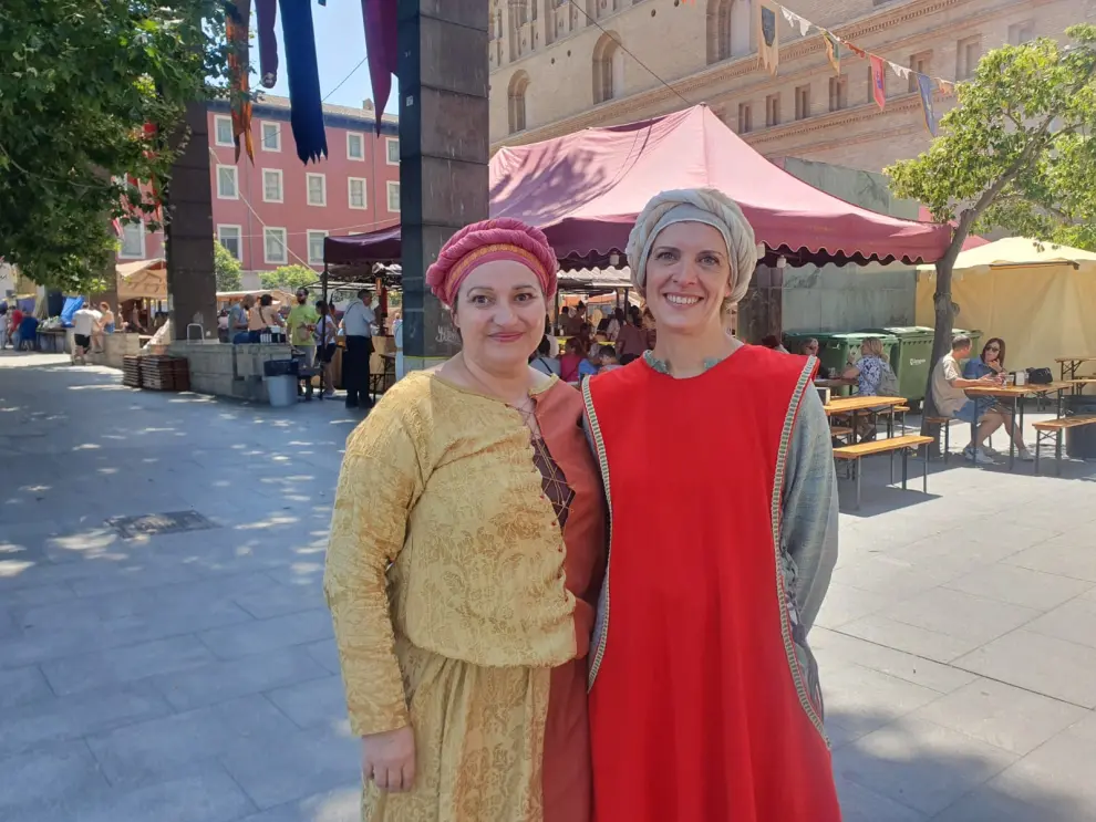 Actrices Ana Pavía y Susana Martínez en el Mercado de las Tres Culturas de Zaragoza 2023.