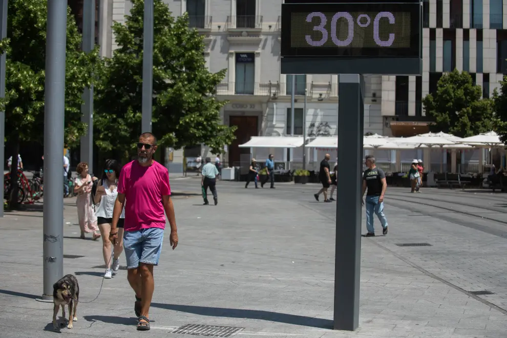 Los termómetros alcanzan los 30 grados en el centro de Zaragoza.