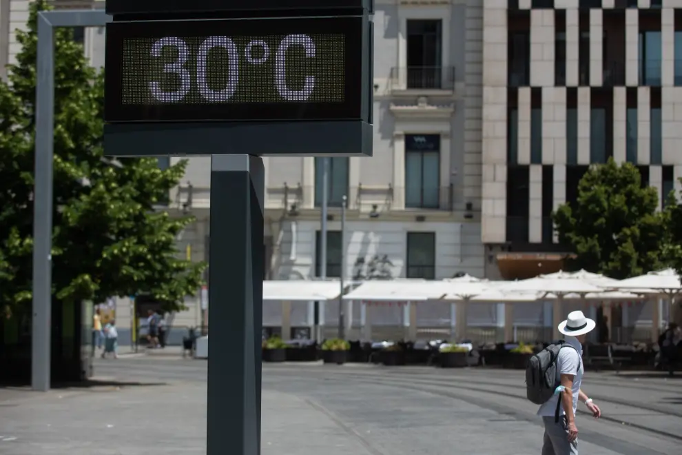 Los termómetros alcanzan los 30 grados en el centro de Zaragoza.