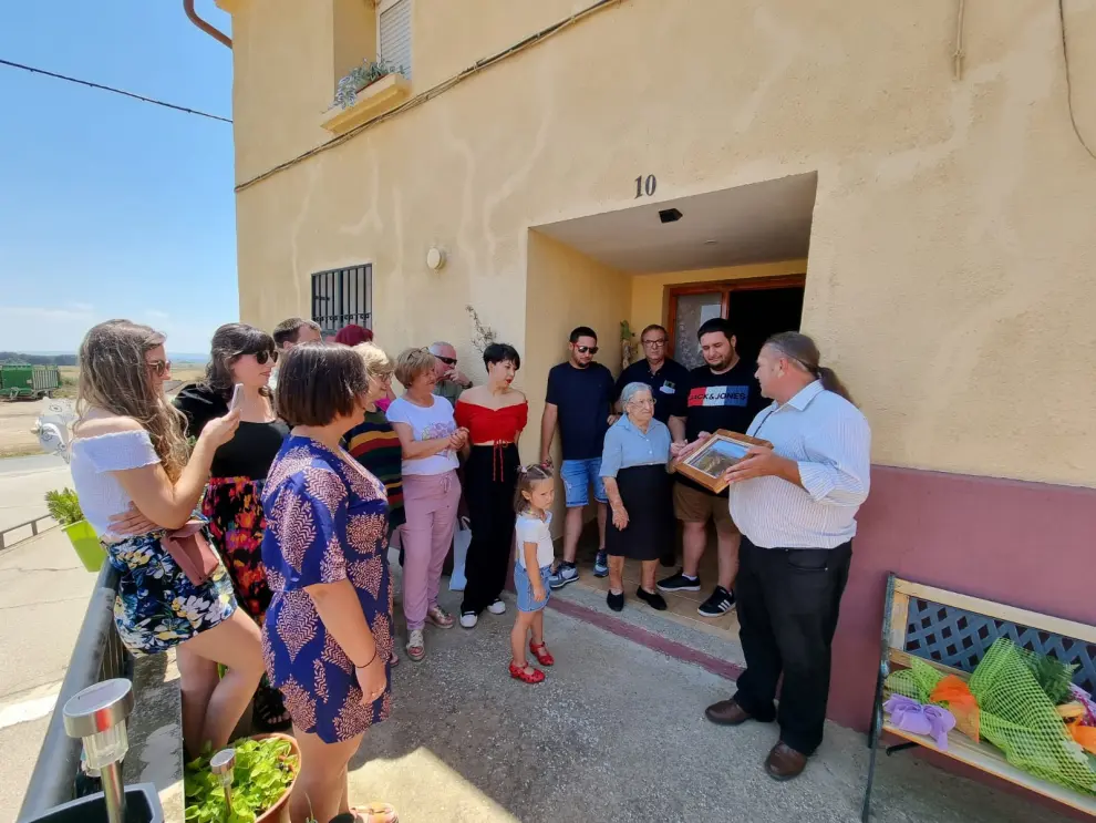 El alcalde de Alberuela de Tubo-Sodeto, José Manuel Penella, felicita a la vecina del pueblo María Laborda Launa, que ha cumplido 100 años.