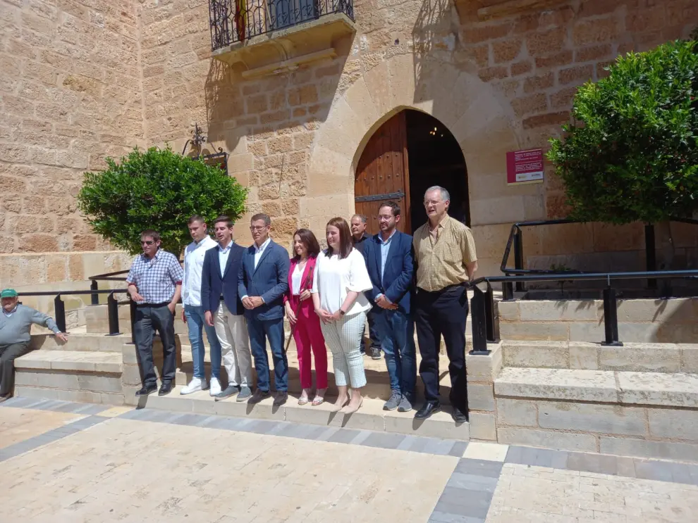 El líder del PP, Alberto Núñez Feijoo, posa con la nueva corporación de Celadas (Teruel) con Raquel Clemente (PP) como alcaldesa.