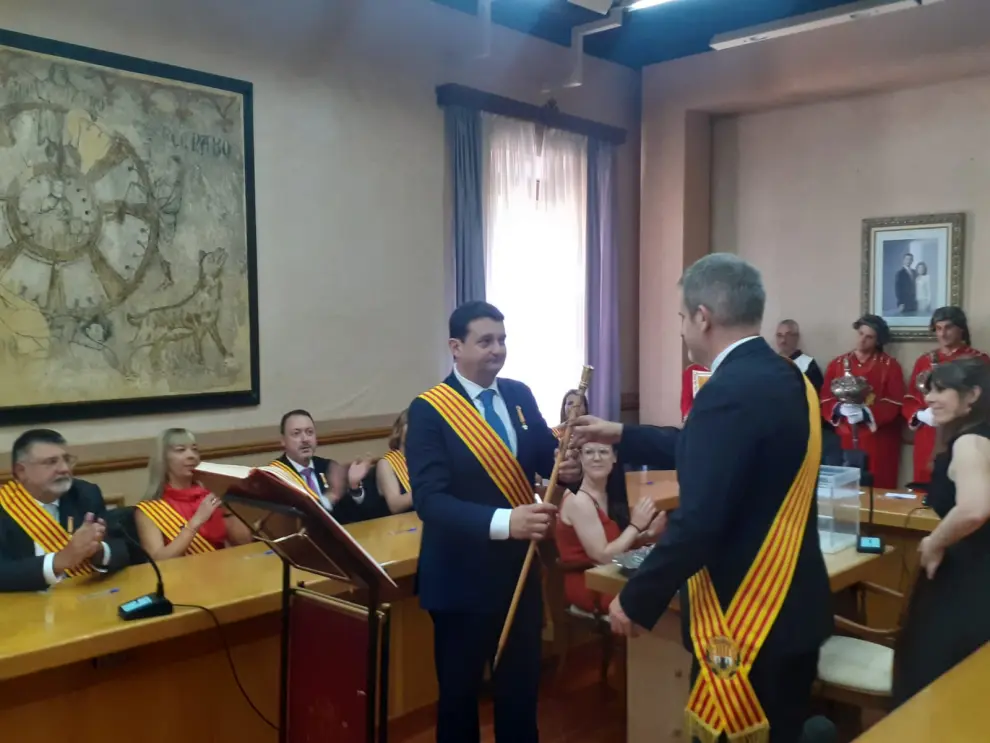 Miguel Ángel Estevan (PP), nuevo alcalde de Alcañiz, recibe el bastón de mando de su predecesor, Ignacio Urquizu