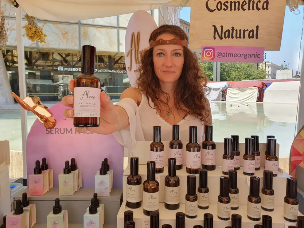 Miriam Salas con sus aceites artesanos made in Aragón en el Mercado de las Tres Culturas de Zaragoza 2023.