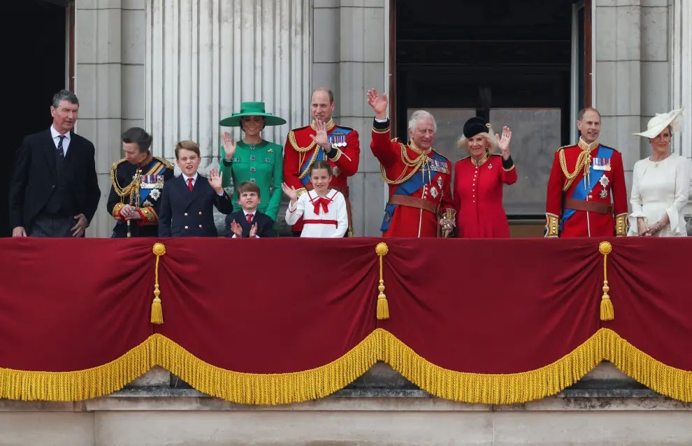 Photographers shoot Britain's King Charles and the members of the royal family as they appear on the balcony of Buckingham Palace as part of Trooping the Colour parade to honour Britain's King Charles on his official birthday in London, Britain, June 17, 2023. REUTERS/Toby Melville BRITAIN-ROYALS/KING-BIRTHDAY