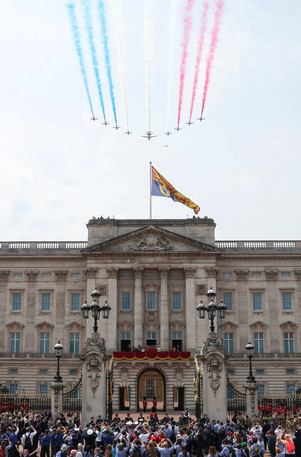 Britain's King Charles, Queen Camilla, Prince William, Catherine, Princess of Wales, Prince George, Princess Charlotte, Prince Louis, Prince Edward, Duke of Edinburgh and Sophie, Duchess of Edinburgh, Anne, Princess Royal and Sir Timothy Laurence appear on the balcony of Buckingham Palace as part of Trooping the Colour parade to honour Britain's King Charles on his official birthday in London, Britain, June 17, 2023. REUTERS/Toby Melville BRITAIN-ROYALS/KING-BIRTHDAY
