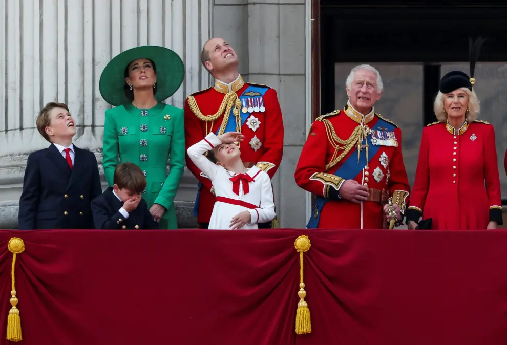 The Red Arrows fly over Buckingham Palace, as members of the royal family stand on the balcony, on the day of the Trooping the Colour parade which honours Britain's King Charles on his official birthday, in London, Britain, June 17, 2023. REUTERS/Toby Melville BRITAIN-ROYALS/KING-BIRTHDAY