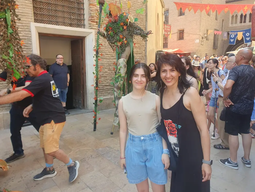 Yolanda Al-Abbasi y su hija Aitana Mendoza en el Mercado de las Tres Culturas de Zaragoza 2023.