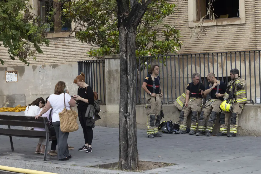 El fuego se ha producido de madrugada en el vestíbulo del edificio, pero el humo se ha extendido después hacia la planta superior causando bastantes daños materiales.