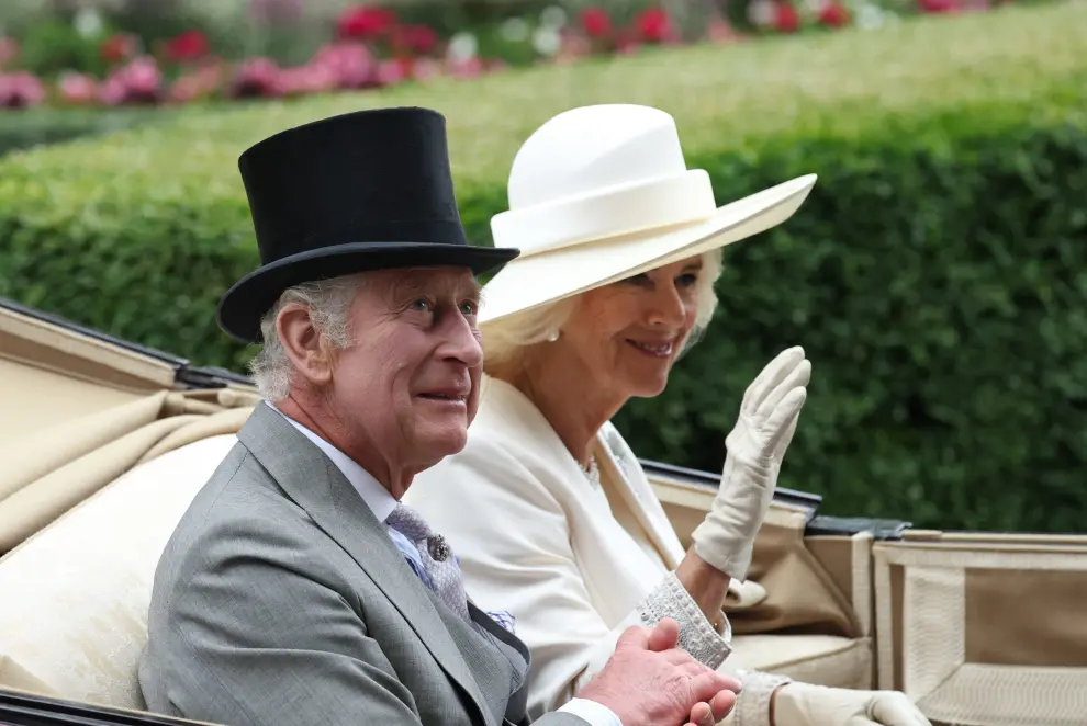 El rey Carlos y la reina Camila del Reino Unido durante el desfile real.