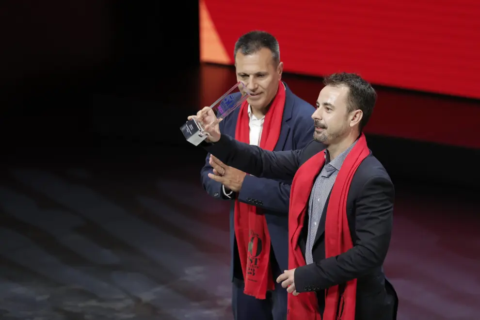Los chefs del restaurante español "Disfrutar", Oriol Castro (i) y Eduard Xatruch, reciben el premio al segundo mejor restaurante del mundo 2023,