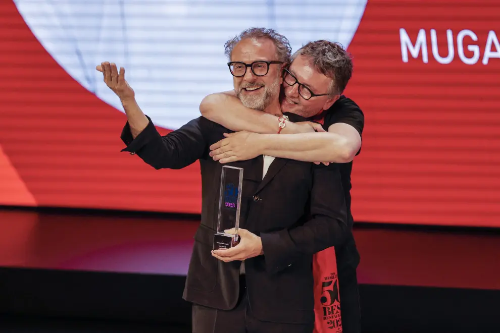 El chef vasco Andoni Luis Aduriz (i) bromea con el italiano Massimo Bottura antes de recibir el premio Icon