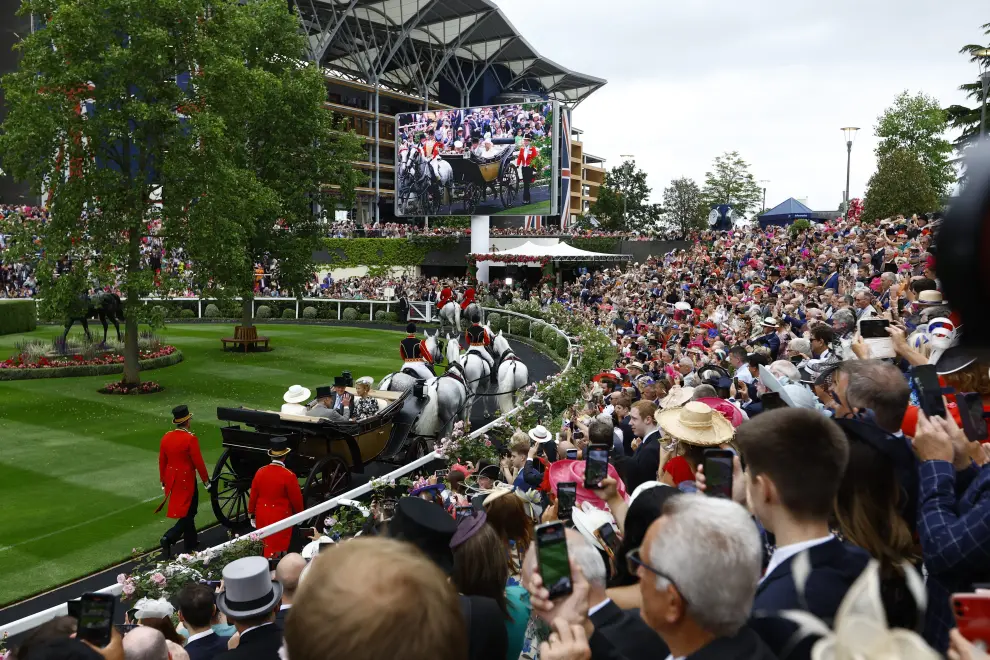 Horse Racing - Royal Ascot - Ascot Racecourse, Ascot, Britain - June 20, 2023 Britain's King Charles and Queen Camilla are pictured during the Royal procession REUTERS/Andrew Boyers HORSERACING-ASCOT/