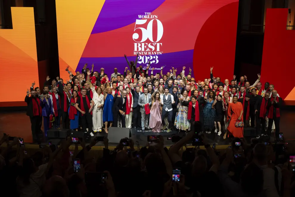 Foto de familia los 50 mejores restaurantes del mundo en la gala celebrada en València