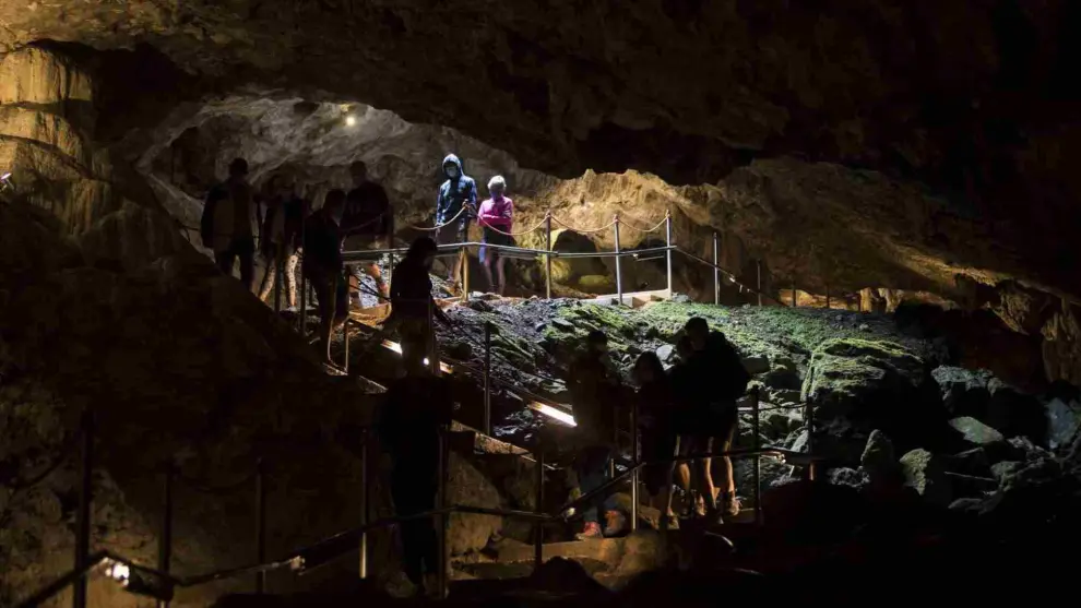 El río subterráneo que recorre la cueva excavó las oquedades hace milenios creando estas formaciones de estalactitas, estalagmitas, grandes columnas,