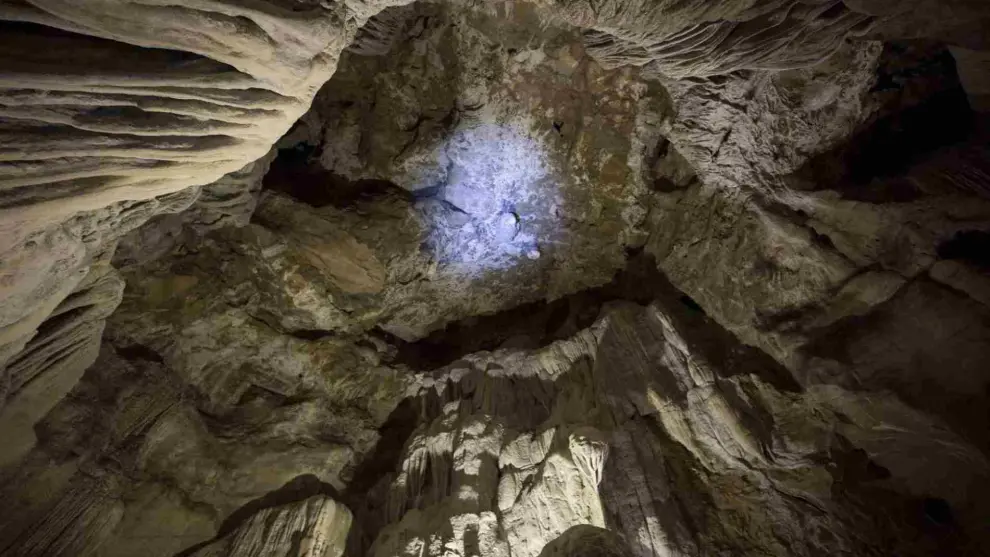 El río subterráneo que recorre la cueva excavó las oquedades hace milenios creando estas formaciones de estalactitas, estalagmitas, grandes columnas,