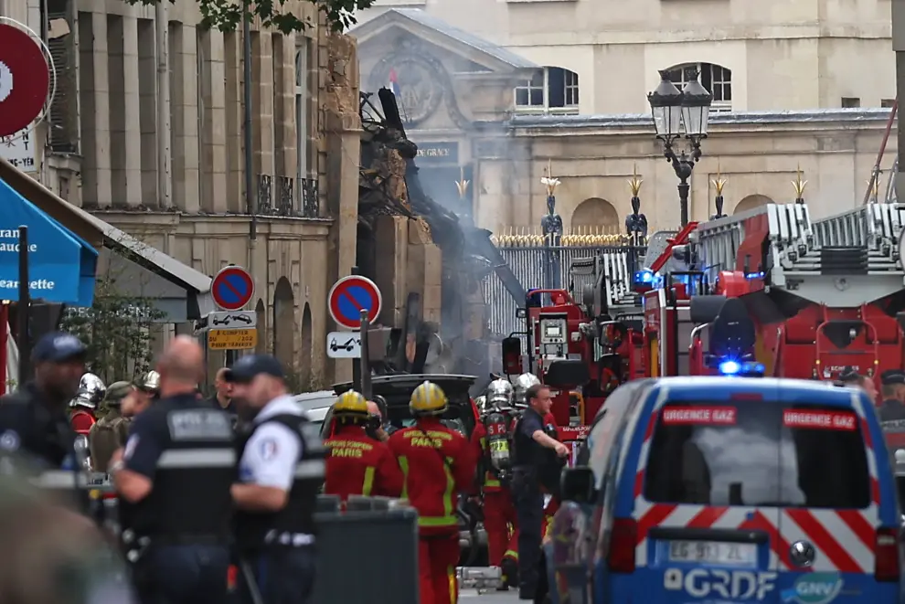 Paris (France), 21/06/2023.- French emergency services work on scene of a fire after a gas explosion in Paris 5th arrondissement area, Paris, France, 21 June 2023. The explosion resultied in several buildings catching fire, local officials said. (Incendio, Francia) EFE/EPA/Mohammed Badra
