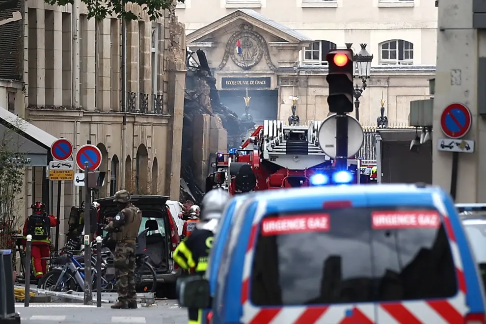 Paris (France), 21/06/2023.- French emergency services work on scene of a fire after a gas explosion in Paris 5th arrondissement area, Paris, France France, 21 June 2023. (Incendio, Francia) EFE/EPA/Mohammed Badra
