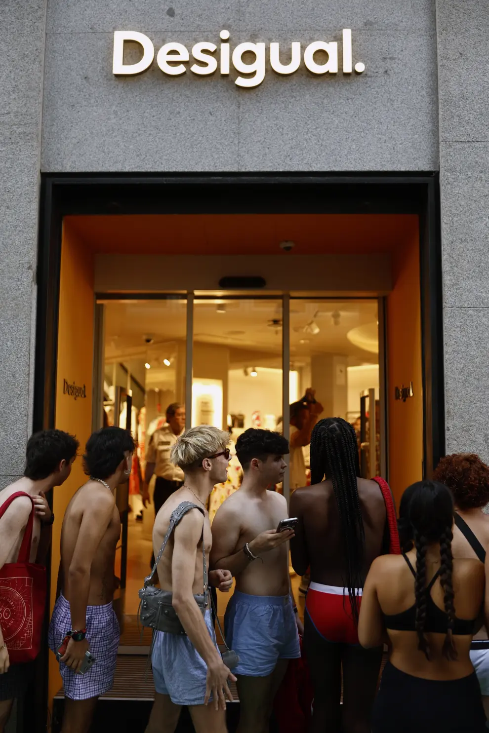 Cientos de jóvenes en ropa interior en una tienda de Desigual en Madrid