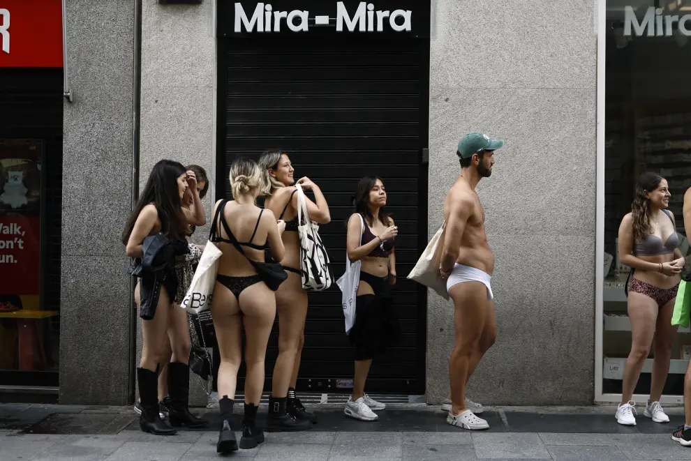 Cientos de jóvenes en ropa interior en una tienda de Desigual en Madrid